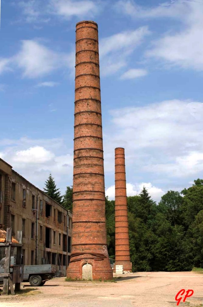cheminee d'usine en briques