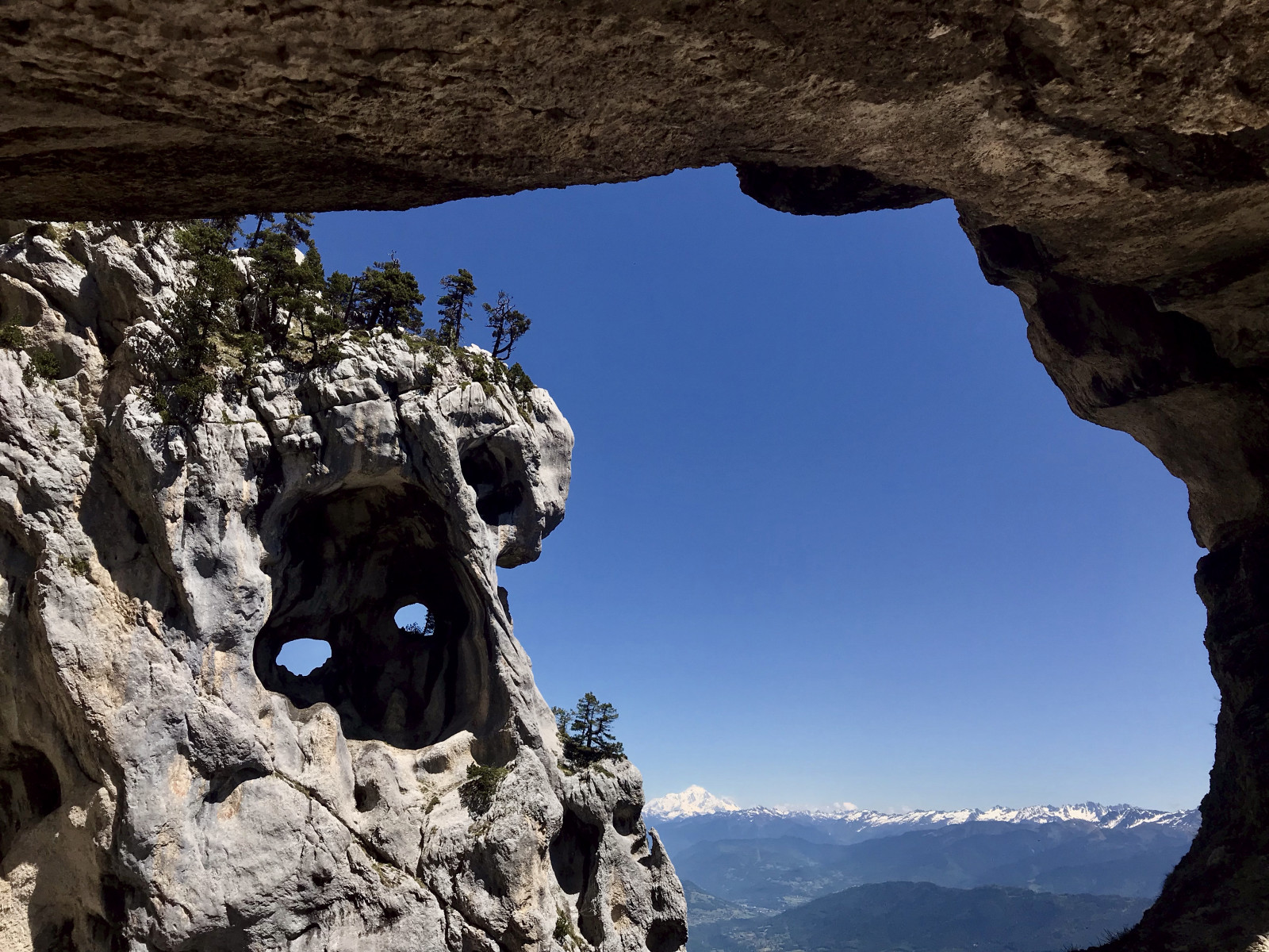 Les yeux qui observent la Tour Isabelle