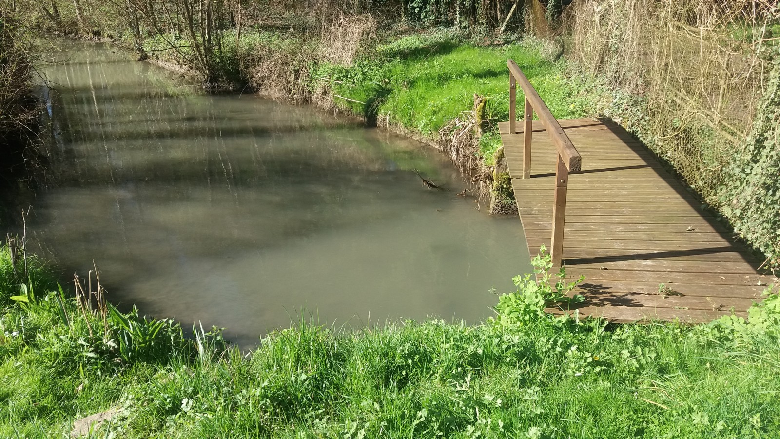 Vallée de l'Orvanne - pont et rivière