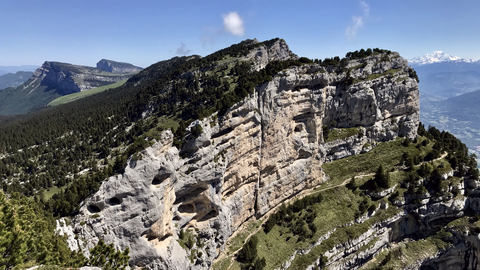 Vue depuis le sommet des Charassons sur le sentier menant au Passage de l'Aup du Seuil