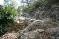 Sentier rocheux descendant sur le col de Garde