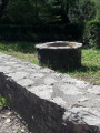 à droite en longeant un muret de pierre avec un puits sur la droite