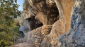 Abris sous roche en bordure de la piste qui remonte des gorges.