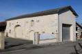 Ancien hangar avec trois pigeonniers