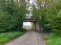 Ancien pont de chemin de fer dans les pairies