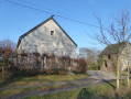 Ancienne ferme et croix dans la rue Les Agaus