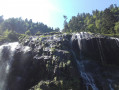 Au pied de la cascade Au pied de la cascade