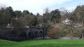 Au pied du pont, le village de Boussay