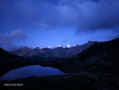 Aube au dessus du lac Laramon, vue sur la barre des écrins.