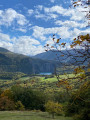 Automne au-dessus du lac de barrage Automne au-dessus du lac de barrage