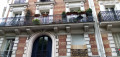 Balcon fleuri et mascaron