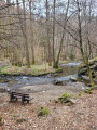 Banc le long de la rivière