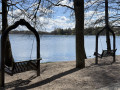 Bancs balan&ccedil;oires au bord du lac Galvė