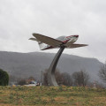 Bel avion d'aéroclub soclé au carrefour des RD 431, 683 et 323
