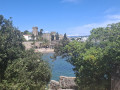 Belle vue sur le château et les sommets enneigés des Alpes maritimes