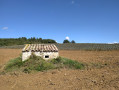 Cabane en pierre dans un champ Cabane en pierre dans un champ