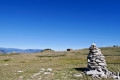 Cairn pointu, abri (orri) au fond.