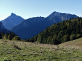 Chamechaude à gauche, le Charmant Som à droite