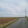 Route et pylônes de ligne à haute tension