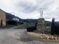 Chemin à droite de la chapelle