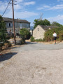 Chemin à gauche le long de la maison, vers Sévasi