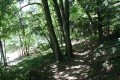 Chemin en montée vers la route menant au parking du Château de Val