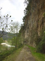 Chemin entre gardon et falaise ... Chemin entre gardon et falaise ...