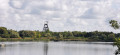 Chevalement vu depuis le bord de l'étang