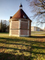 Sous la colline, dans le rocher : la chapelle Saint-Adrien