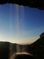 Contre jour de la chute d'eau