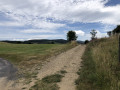 Croisement route chemin de terre