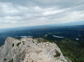 croix de Provence avec vue sur le lac de Bimont
