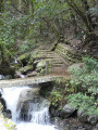 Départ du sentier grimpant vers la chute d'eau