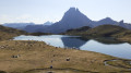 Depuis le refuge : le lac Gentau et son troupeau de chevaux Depuis le refuge : le lac Gentau et son troupeau de chevaux