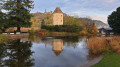 Der Blaue Hut, im Hintergrund Burgruine Windeck