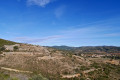 D'anciennes terrasses et le village de Tuchan