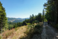 Descente depuis le lac Devesset - Au loin le village de Rochepaule