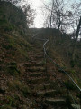 Descente jusqu'à la plateforme de la cascade