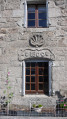 Détail d'une maison avec coquille à Saint-Laurent-de-Muret