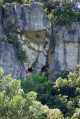 Deux ouvertures dans la falaise &agrave; la Ba&iuml;sse du Pas &Eacute;troit.