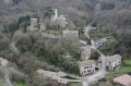 Du grand viaduc vue du village de Thorrenc. Son château construit à partir du XIe siècle, le donjon carré vers 1360 et les bâtiments à la Renaissance