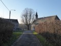 Eglise, arbre à clous et ancien presbytère St Hadelin