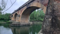 En bas du pont
