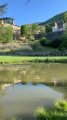 En bas du village