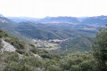En fond de vallée, le village de Prugnanes