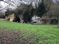 Entrée de cavité dans le chemin près la voie de l'Épine