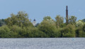 Etang avec vue sur ancienne usine et cathédrale de Pont-audemer