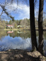 &Eacute;tang bord&eacute; de maisons de bois