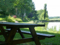 Table de pique-nique au bord de l'étang