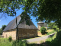 Ferme ancienne et tour à Maroncle